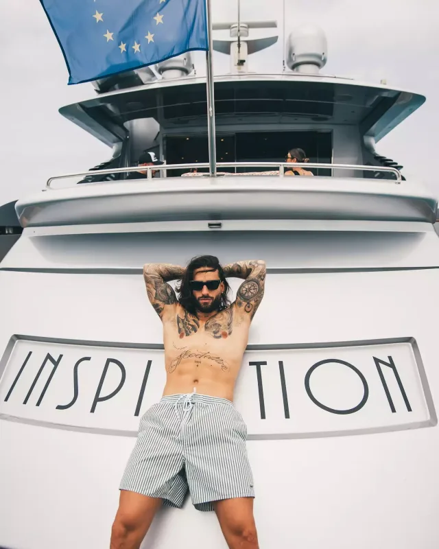 Soyunmağa doymayan Maluma