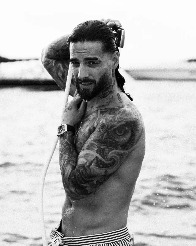 Soyunmağa doymayan Maluma