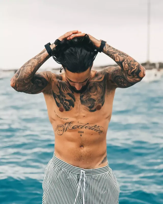 Soyunmağa doymayan Maluma