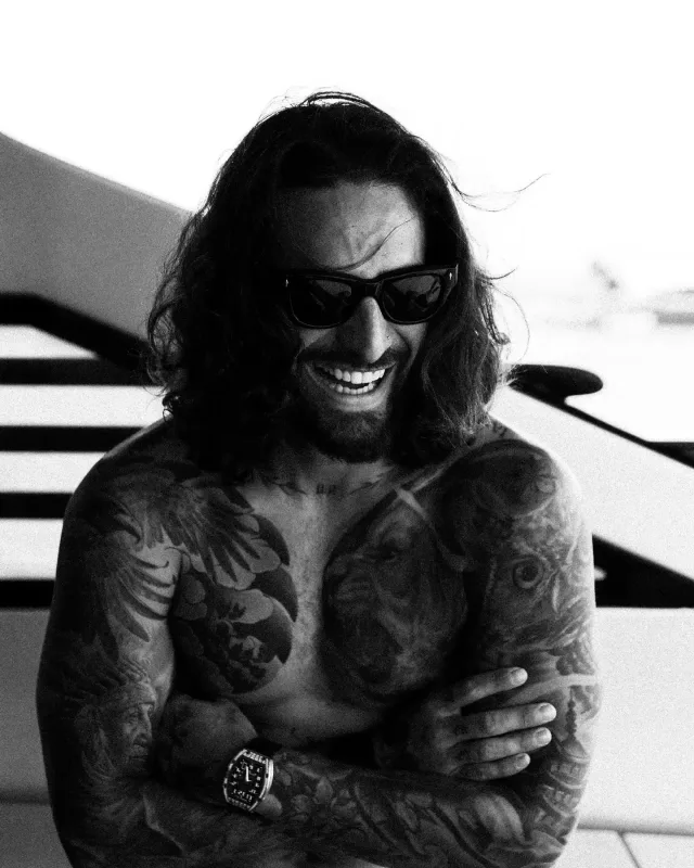 Soyunmağa doymayan Maluma