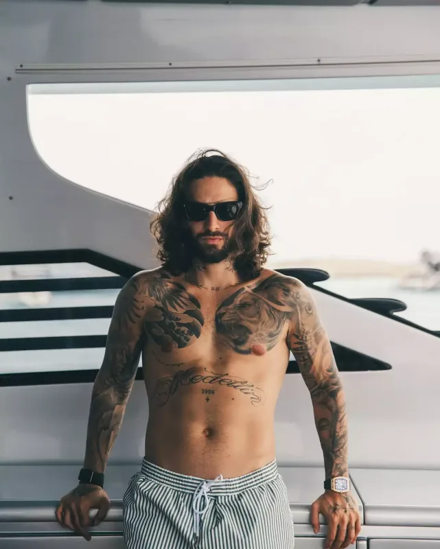 Soyunmağa doymayan Maluma