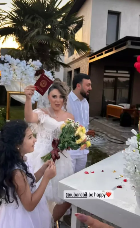 AzTV-nin aparıcısı meyxanaçı ilə evləndi