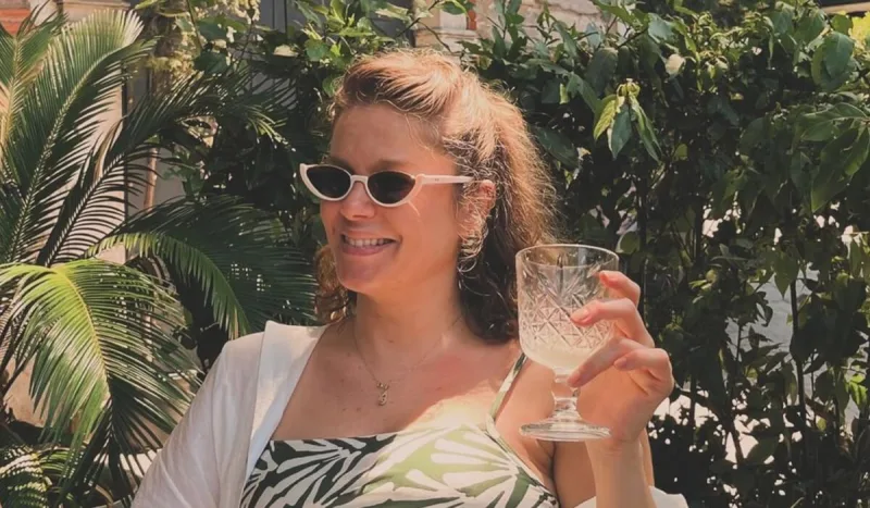 Ana olmağa hazırlaşan Burcu istirahətdə