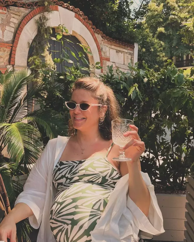 Ana olmağa hazırlaşan Burcu istirahətdə