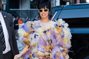 Kardi rəngli libası ilə dəfilədə