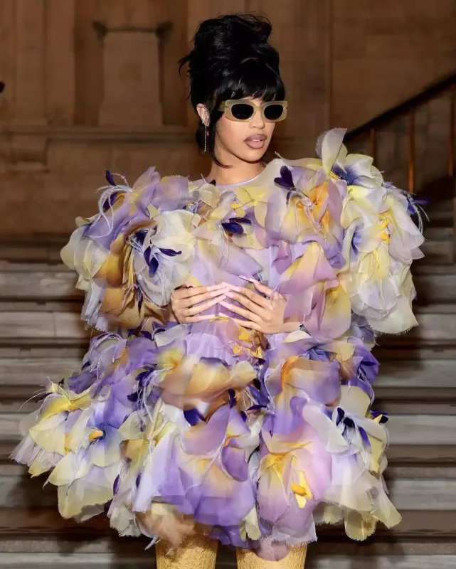 Kardi rəngli libası ilə dəfilədə