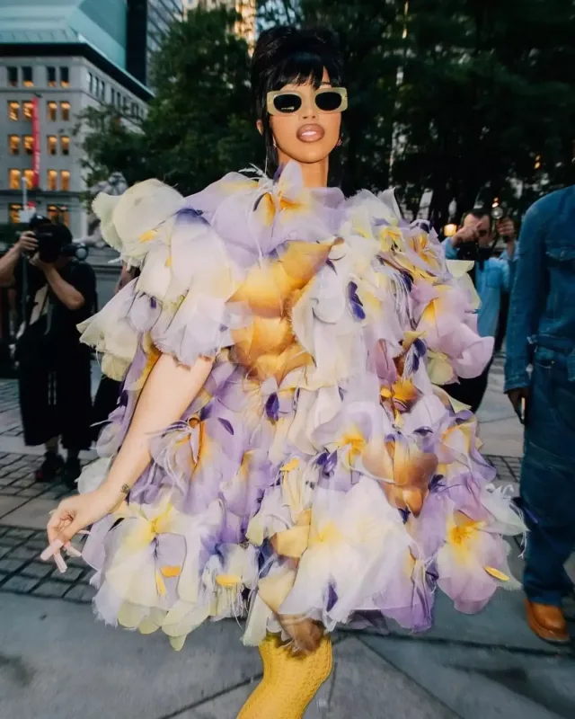 Kardi rəngli libası ilə dəfilədə