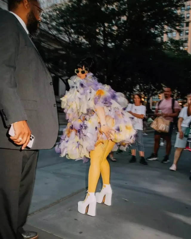 Kardi rəngli libası ilə dəfilədə