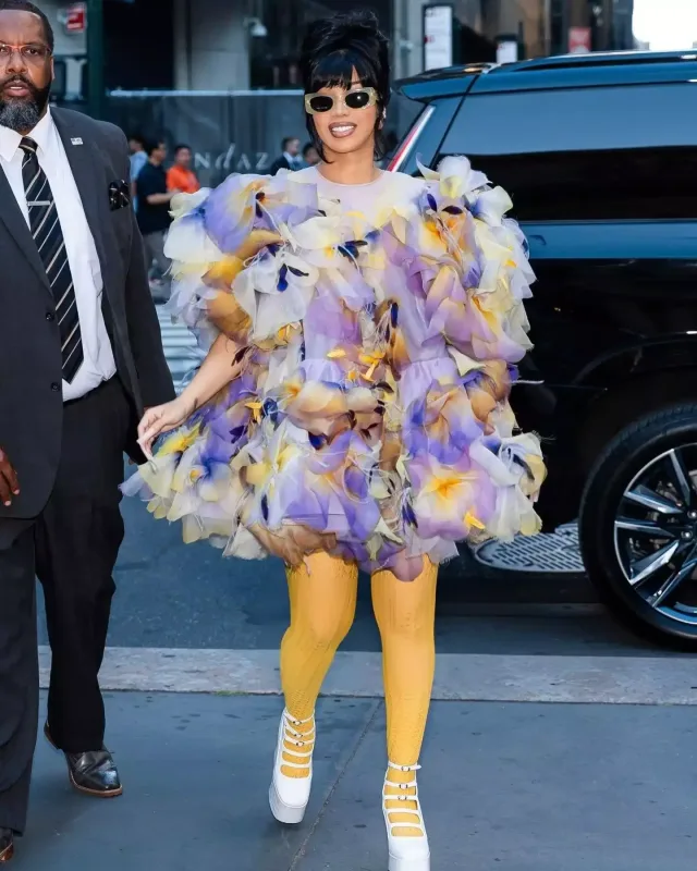 Kardi rəngli libası ilə dəfilədə