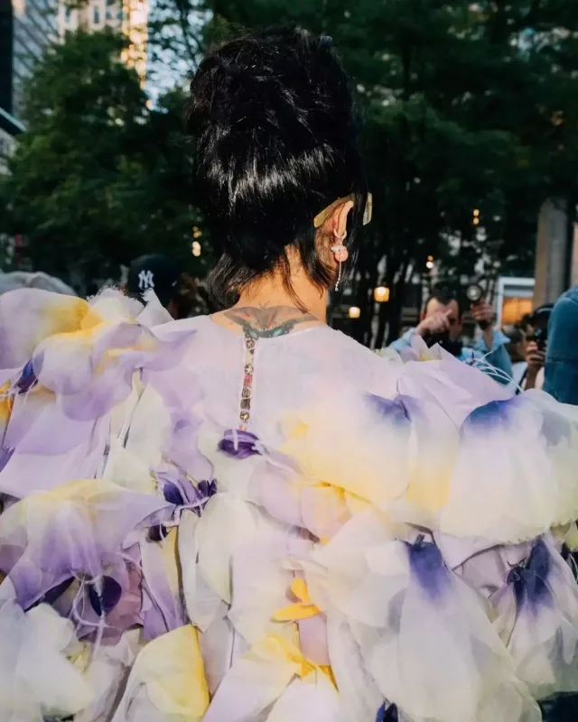 Kardi rəngli libası ilə dəfilədə