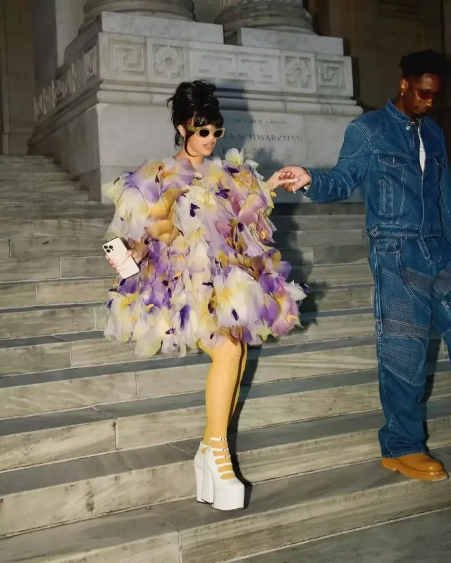 Kardi rəngli libası ilə dəfilədə