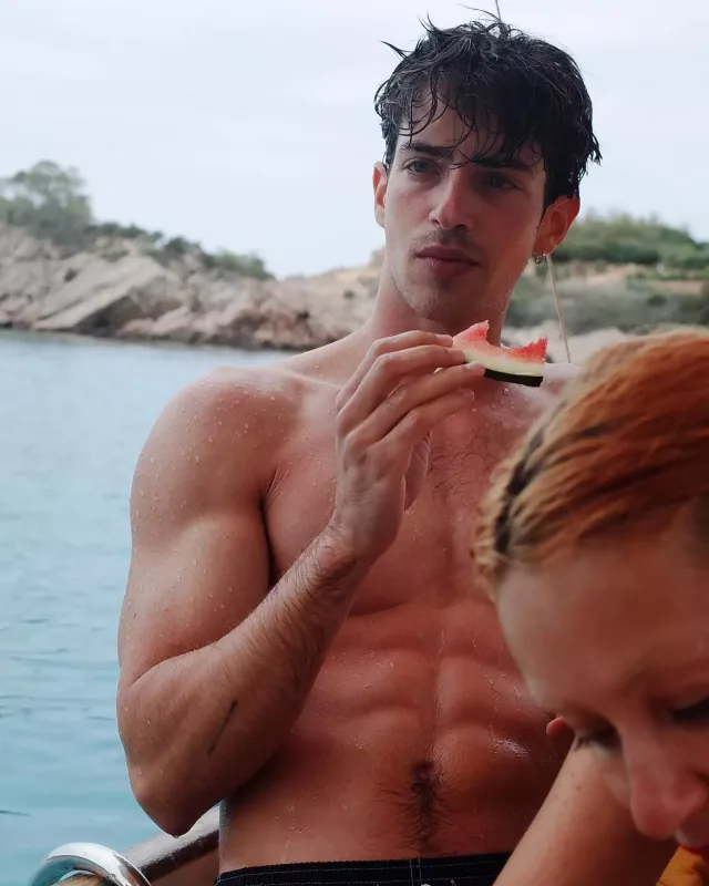 “Elite”in ulduzundan tətil fotoları