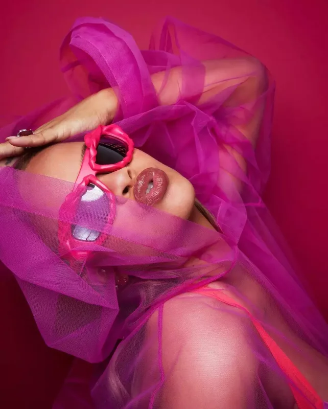 Rihanna öz brendi üçün kamera qarşısında