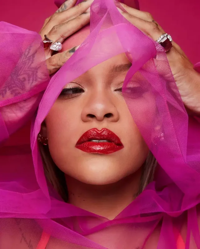 Rihanna öz brendi üçün kamera qarşısında