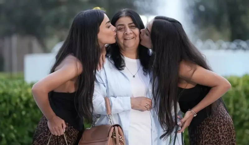 Sevil və Sevinc anaları ilə