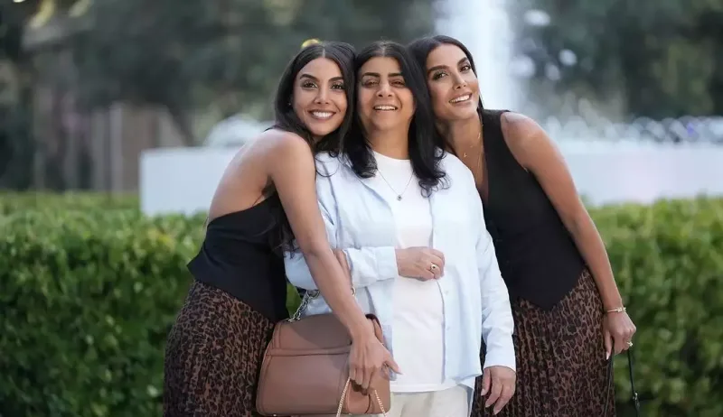 Sevil və Sevinc anaları ilə