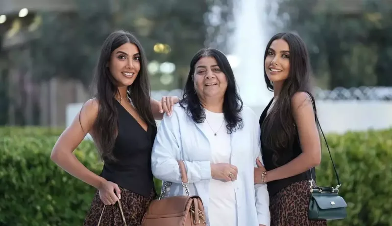 Sevil və Sevinc anaları ilə