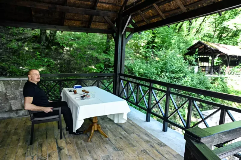 Prezident “İsa bulağı”nda çay içdi