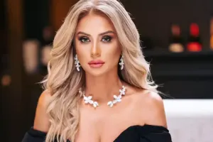 Rozanın dekolteli geyimi diqqət çəkdi