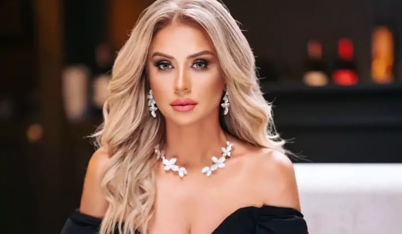 Rozanın dekolteli geyimi diqqət çəkdi