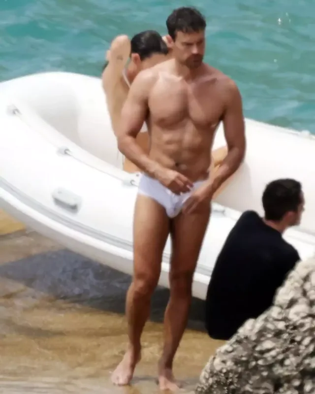 Teo alt paltarında kamera qarşısında