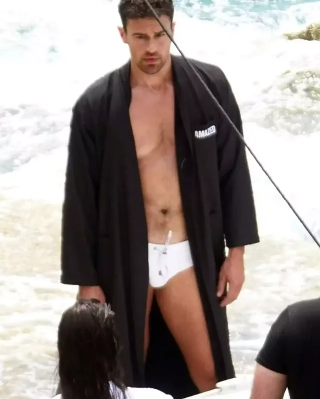 Teo alt paltarında kamera qarşısında