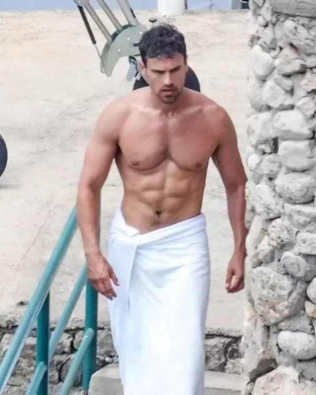 Teo alt paltarında kamera qarşısında