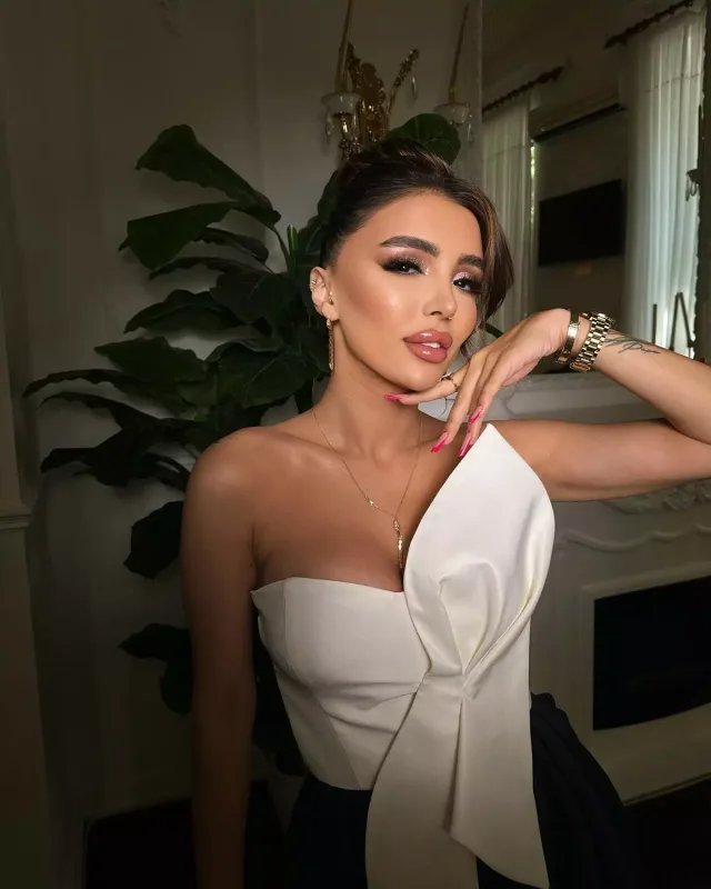 “Hamı ağıl verməyə çalışır”