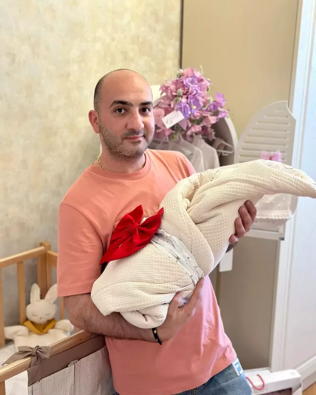 “Ayaqlarından öpürəm, bütün yorğunluğum gedir”