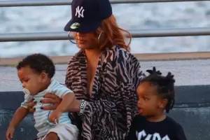 Rihanna oğulları ilə Nyu-Yorkda