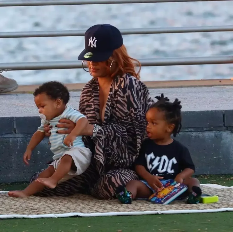 Rihanna oğulları ilə Nyu-Yorkda