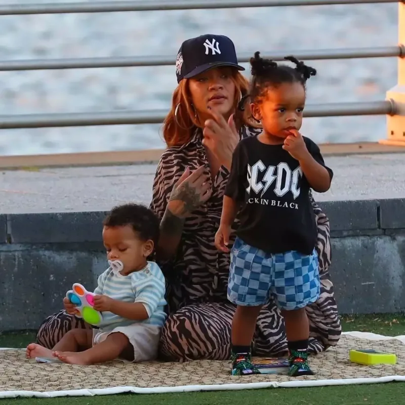 Rihanna oğulları ilə Nyu-Yorkda
