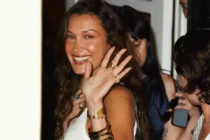 Bella Hadid gəzintidə