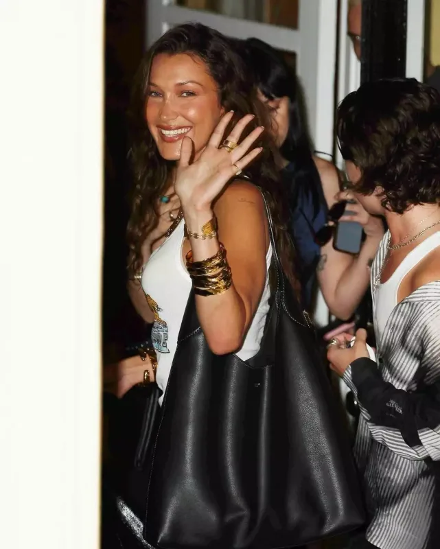 Bella Hadid gəzintidə