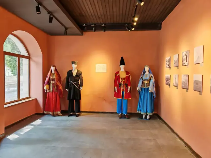 Qarabağ milli geyimləri Şuşada