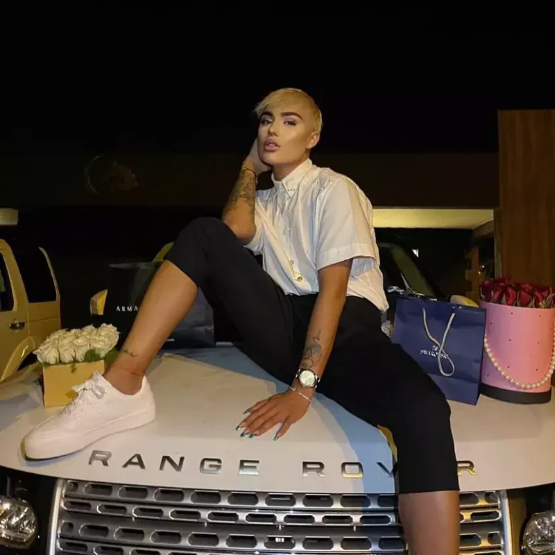 Çəkilişdə həmcinsi ilə cinsi əlaqədə olan vizajisti qovdu! - Qalmaqal