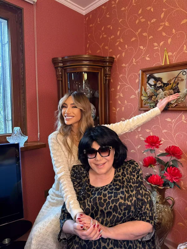 Röya Ayxandan Flora Kərimovaya təbrik