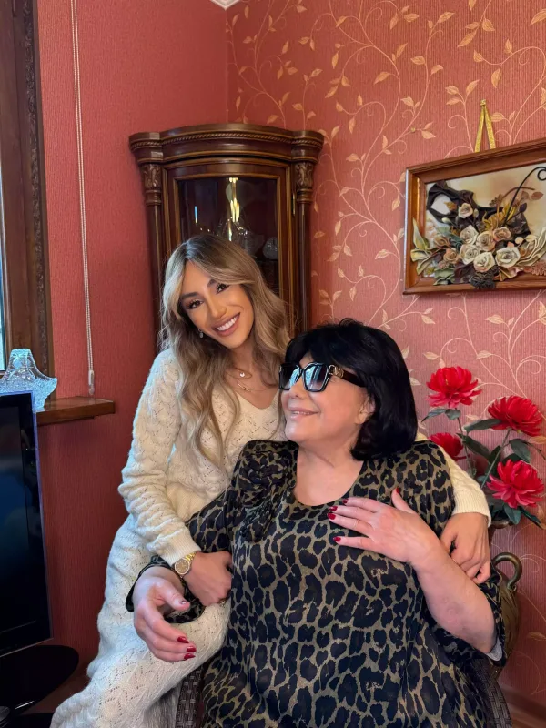 Röya Ayxandan Flora Kərimovaya təbrik