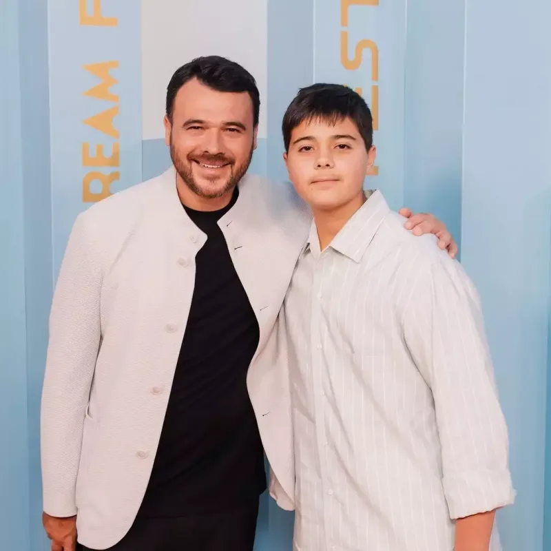 Emin Ağalarovdan oğlu ilə foto