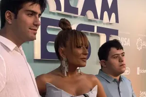 Tünzalə qırmızı xalıya onlarla qatıldı