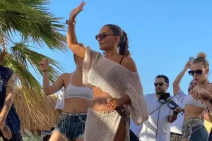 Demetin səhnə geyimi müzakirə yaratdı