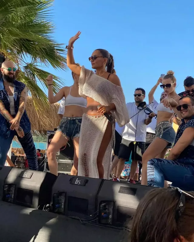 Demetin səhnə geyimi müzakirə yaratdı