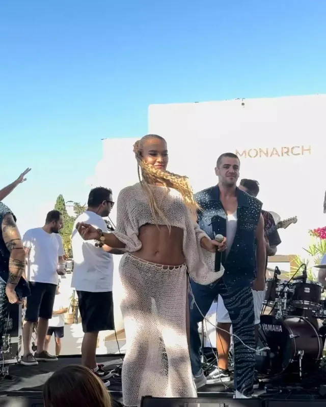 Demetin səhnə geyimi müzakirə yaratdı