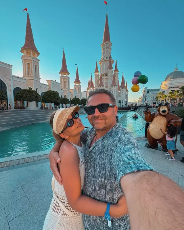 İlkin ailəsi ilə Türkiyədə