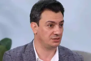 Əkbər Əlizadə hava limanında dava etdi