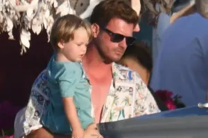 Kıvanç ailəsi ilə tətildə