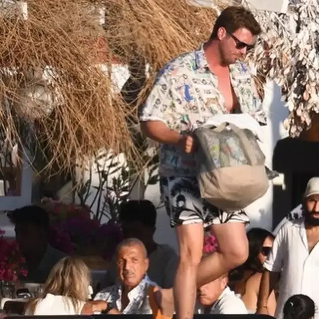 Kıvanç ailəsi ilə tətildə