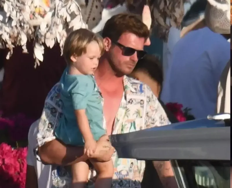 Kıvanç ailəsi ilə tətildə