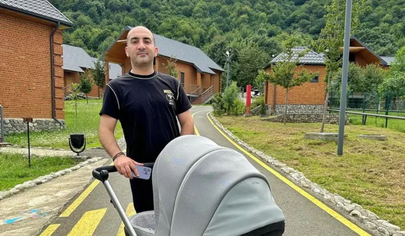 Nicat qızı ilə istirahətdə