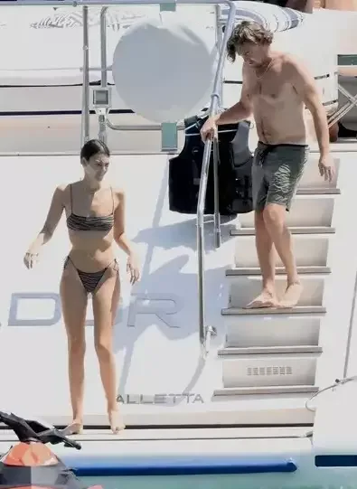 Leonardo 23 yaş kiçik sevgilisi ilə